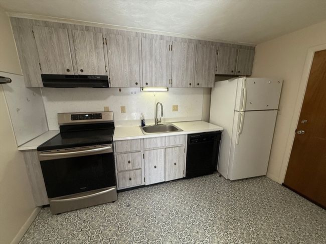 APT-26 - 924 Main St, Condo with 2 bedrooms, 1 bathrooms and 2 parking in Woburn MA | Image 4
