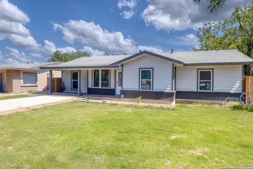 208 W Sabinal St, Uvalde, TX, 78801-3626 | Card Image