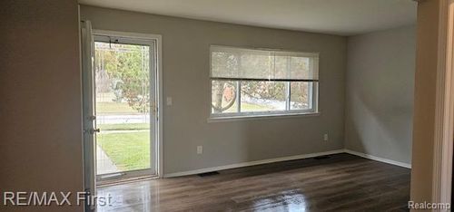 829 Montie Rd, Lincoln Park, MI, 48146-2082 | Card Image