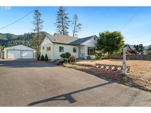 47578 School St, Oakridge, OR, 97463-9564 | Card Image