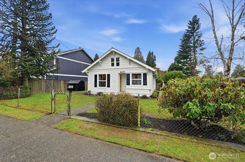 8127 11th Ave Sw, Seattle, WA, 98106-2133 | Card Image