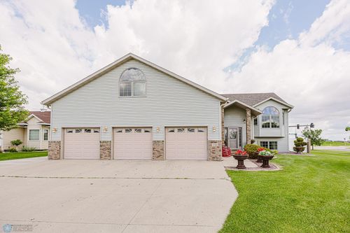 5501 Farmstead Ct S, Fargo, ND, 58104-3961 | Card Image