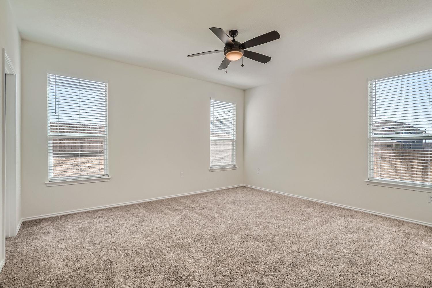 Residential Lease in Manor 5