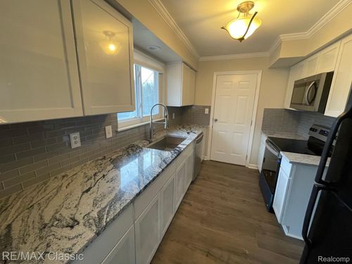 3825 Fieldview Ave, West Bloomfield, MI, 48324-2627 | Card Image