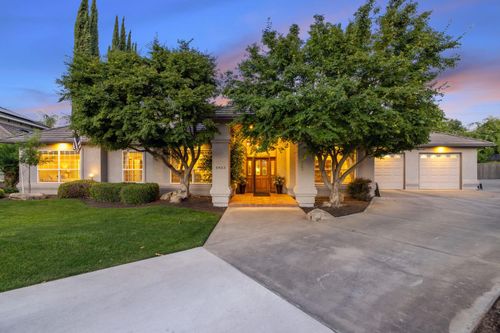2833 E Laura Ct, Visalia, CA, 93292-1326 | Card Image