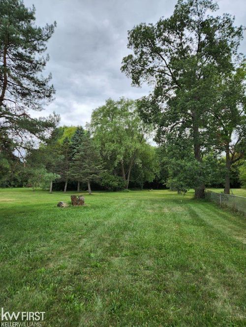 2495 Lavelle Rd, Flint, MI, 48504-2311 | Card Image