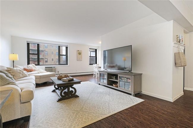 Alternative view of the living room. | Image 8