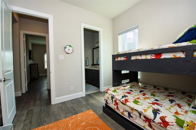 Second bedroom with hollywood bathroom. | Image 25