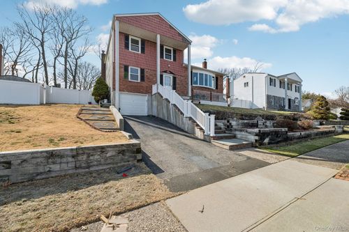 39 Cherry St, Selden, NY, 11784-2818 | Card Image