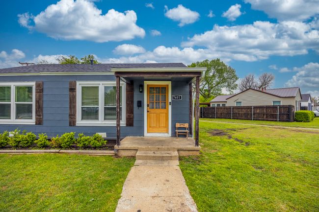 View of front of property featuring a front yard and fence | Image 27