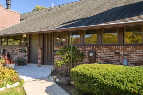 5196 Woodbridge Ln S, Greenfield, WI, 53221 | Card Image