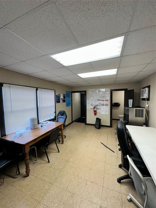 1415 S Commerce St, Lockhart, TX, 78644-3400 | Card Image