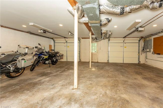 30.7 x 27.1 Garage | Image 39