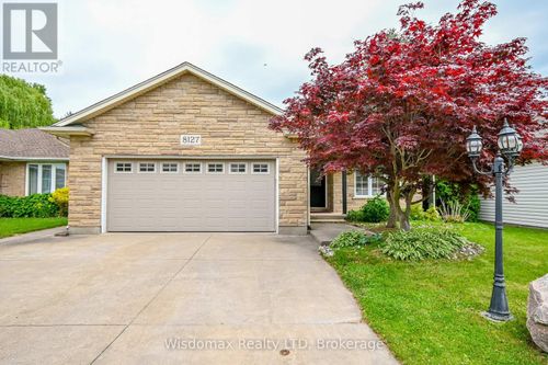 8127 Orchard Grove Pky, Niagara Falls, ON, L2H3E8 | Card Image
