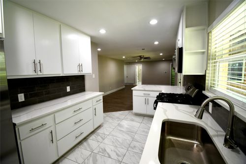 1015 Mitchell Rd, Irving, TX, 75060-3527 | Card Image
