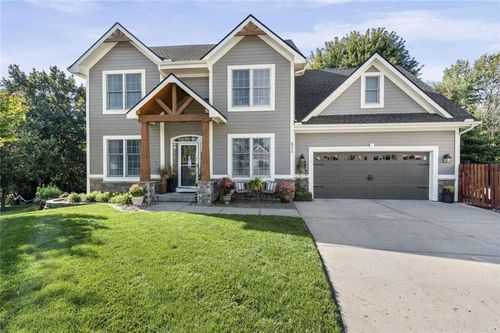 211 Surrey Ct, Smithville, MO, 64089-8373 | Card Image