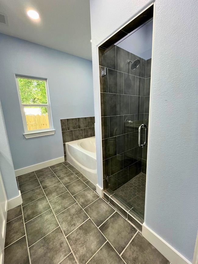Primary Bathroom | Image 23