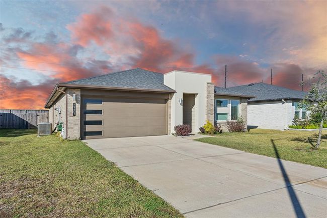 29607 Ella Larchmont Ct, House other with 4 bedrooms, 2 bathrooms and 2 parking in Katy TX | Image 4