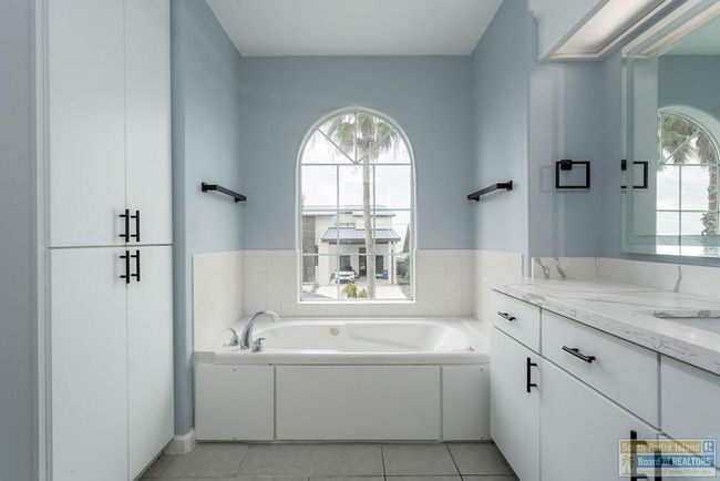 905 N Shore Dr, House other with 3 bedrooms, 3 bathrooms and 2 parking in Port Isabel TX | Image 35