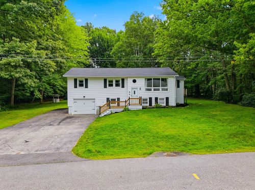 3 Doris St, Derry, NH, 03038-3806 | Card Image