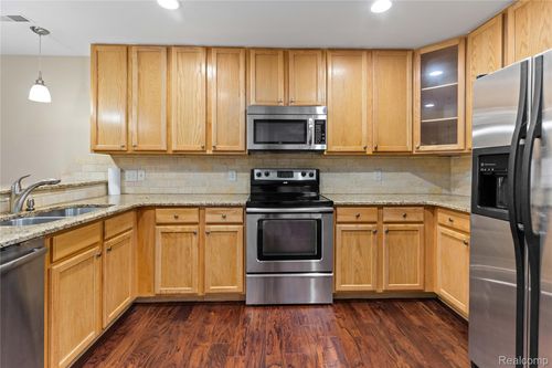 94 Adelaide St, Detroit, MI, 48201-3111 | Card Image