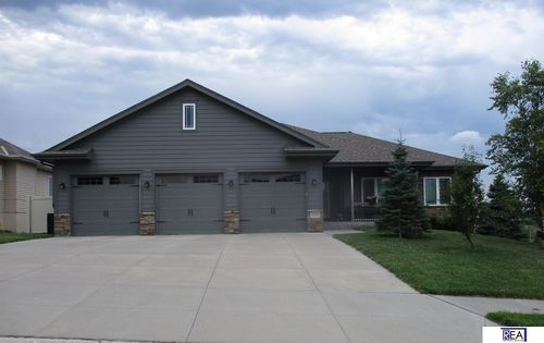 10509 Hillcrest Dr, La Vista, NE, 68128-6704 | Card Image