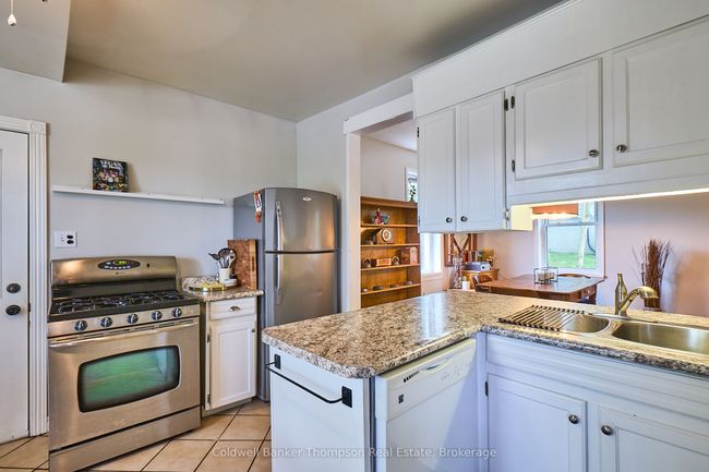 19 Florence St E, House other with 3 bedrooms, 2 bathrooms and 2 parking in Huntsville ON | Image 4