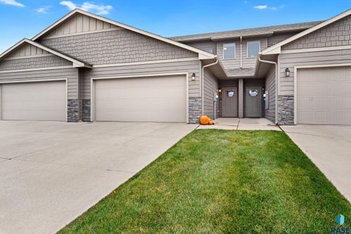 7302 E 45th St Street, Sioux Falls, SD, 57110 | Card Image
