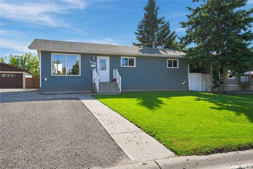 10206 Ross Crescent, House with 5 bedrooms, 2 bathrooms and 2 parking in North Battleford SK | Card Image
