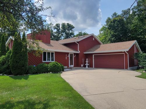 3165 S Manor Ct, New Berlin, WI, 53151-4382 | Card Image