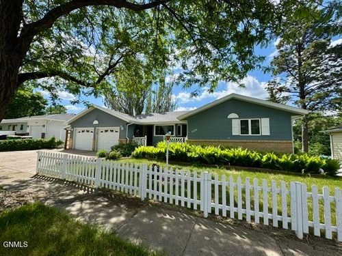 1029 Avenue B W, Bismarck, ND, 58501 | Card Image