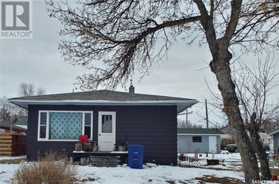 321 Railway Ave E, House other with 4 bedrooms, 1 bathrooms and null parking in Ponteix SK | Image 1