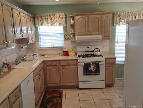11 Ethan Cir, Middle Island, NY, 11953-2645 | Card Image