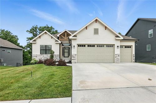 13491 Terrace Park Dr, Parkville, MO, 64152-5516 | Card Image