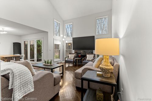 5303 Royal Vale Ln, Dearborn, MI, 48126-4208 | Card Image