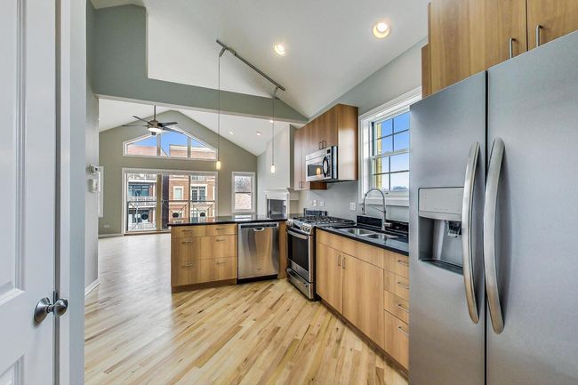 APT-3 - 2249 W Foster Ave, Home with 2 bedrooms, 2 bathrooms and null parking in CHICAGO IL | Image 8