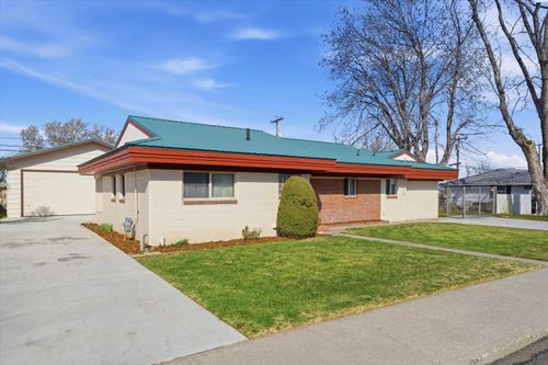 2430 W Clearwater Ave, Kennewick, WA, 99336-3073 | Card Image