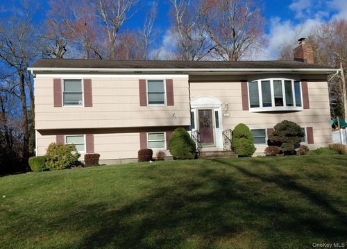 557 Babbling Brook Ln, Valley Cottage, NY, 10989-1503 | Card Image