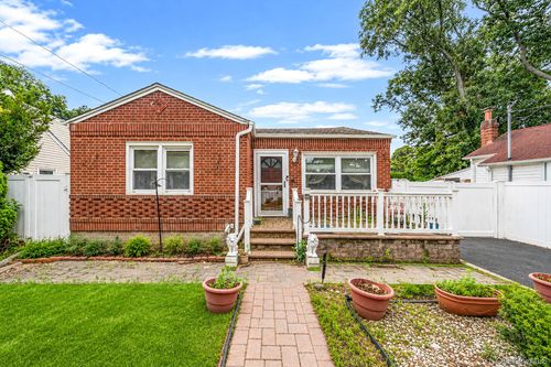 136 Sioux Street, Islip, NY, 11779 | Card Image