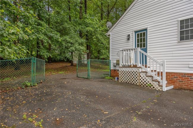 Side view of fence and gate to back yard | Image 27