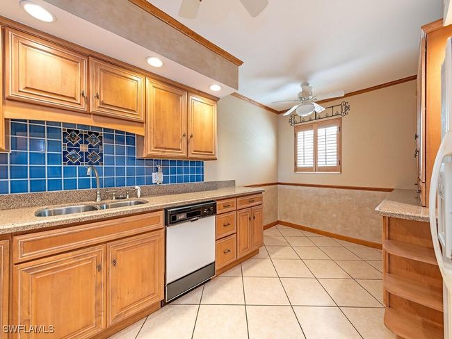 APT-211 - 800 River Point Dr, Condo with 2 bedrooms, 3 bathrooms and null parking in NAPLES FL | Image 7