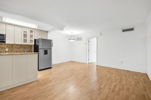 apt-39-3245 Virginia St, Coconut Grove, FL, 33133-5247 | Card Image