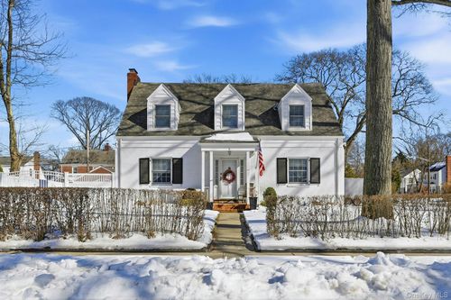 6 Beverly Pkwy, Freeport, NY, 11520-2002 | Card Image