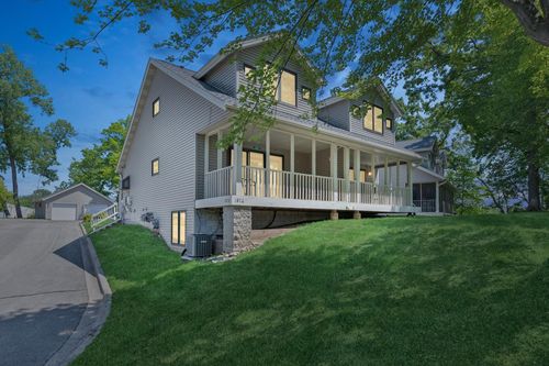1876 Shady Beach Ave, Roseville, MN, 55113-6900 | Card Image