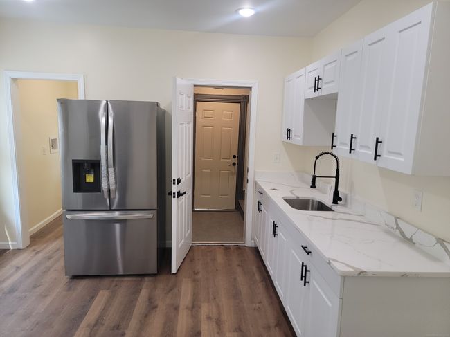 FL-1ST - 147 Edgewood St, Home with 3 bedrooms, 1 bathrooms and 1 parking in Hartford CT | Image 6