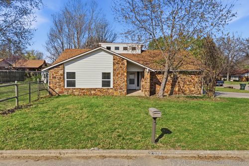 2304 N Dogwood Street, Owasso, OK, 74055 | Card Image