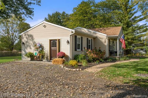 411 Fowlerville Rd, Fowlerville, MI, 48836-8937 | Card Image