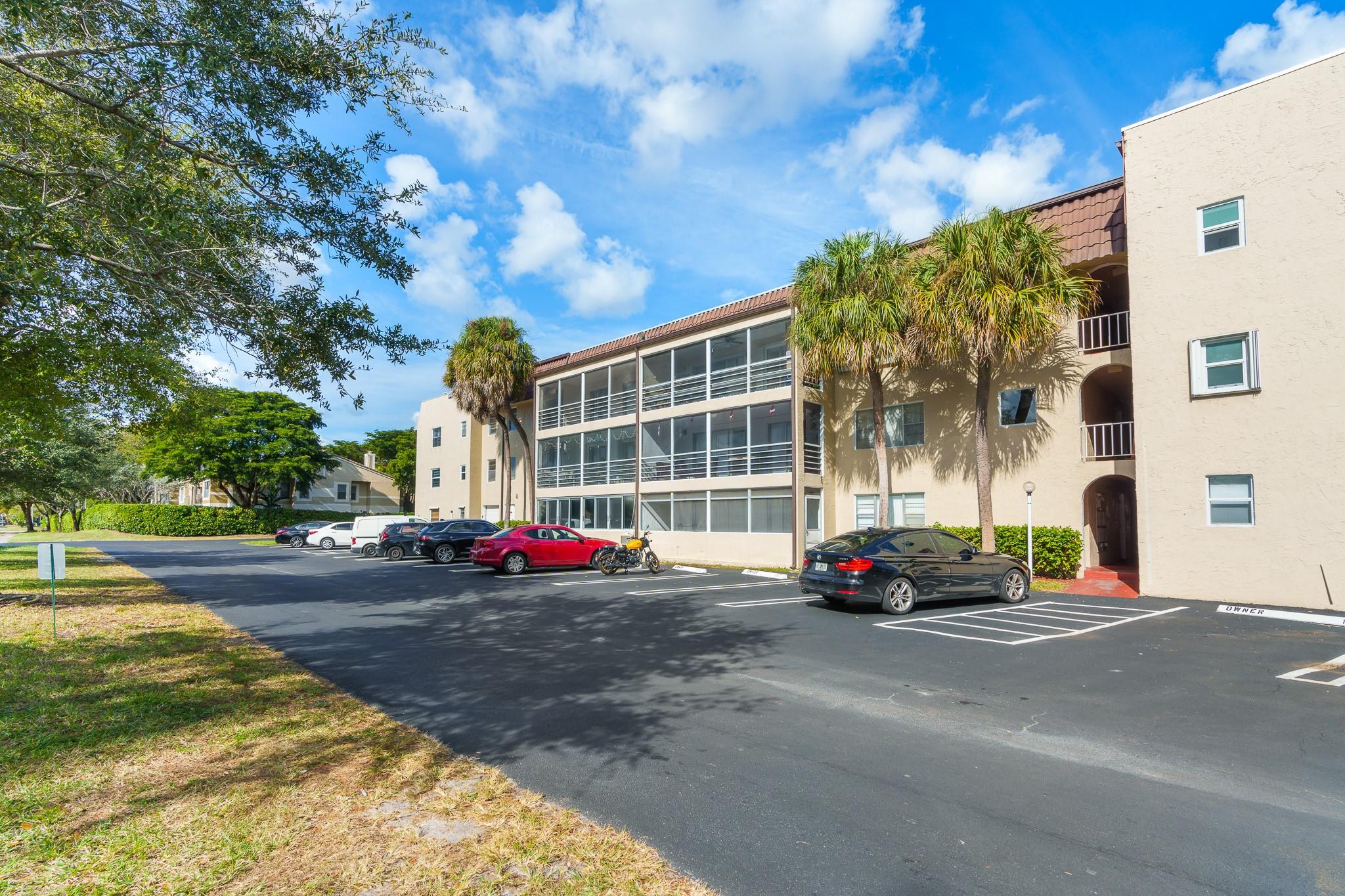 203-B - 2700 Riverside Dr, For Sale in Coral Springs - Zoocasa
