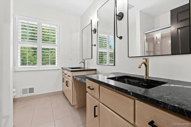 Full bathroom on upper level. | Image 29