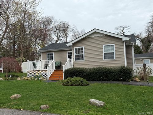 8 Castle St, East Patchogue, NY, 11772-5924 | Card Image
